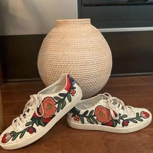AUTHENTIC Gucci Floral Embroidered Low Top Sneaker